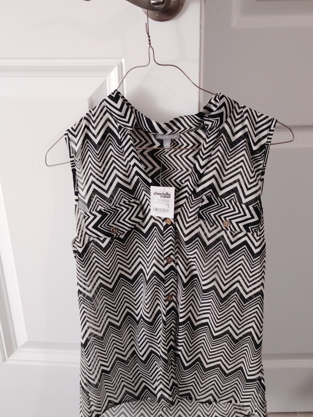 Nwt Sleeveless Patterned Button Down Top